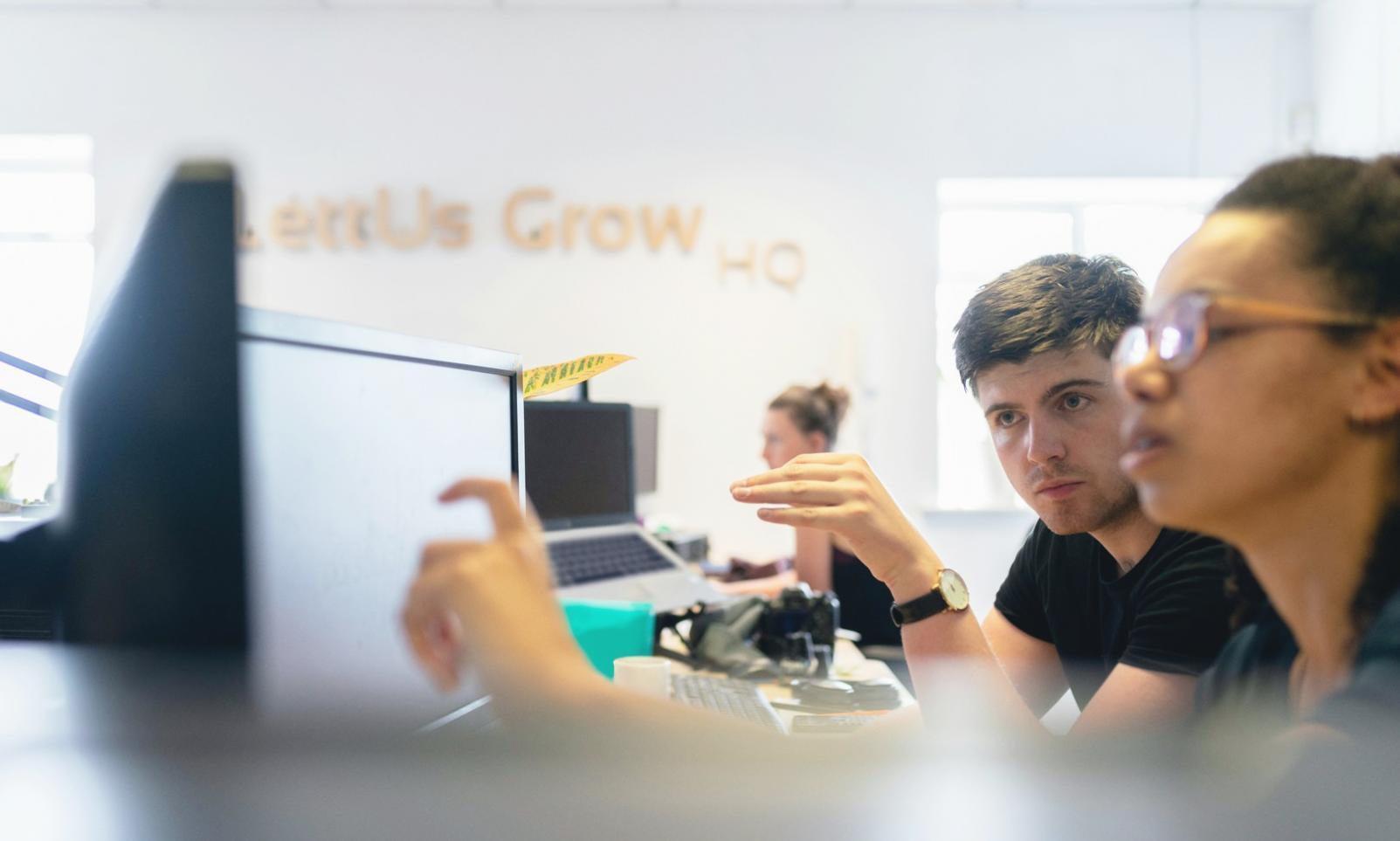 Dettaglio di versi scritti a mano su un quaderno