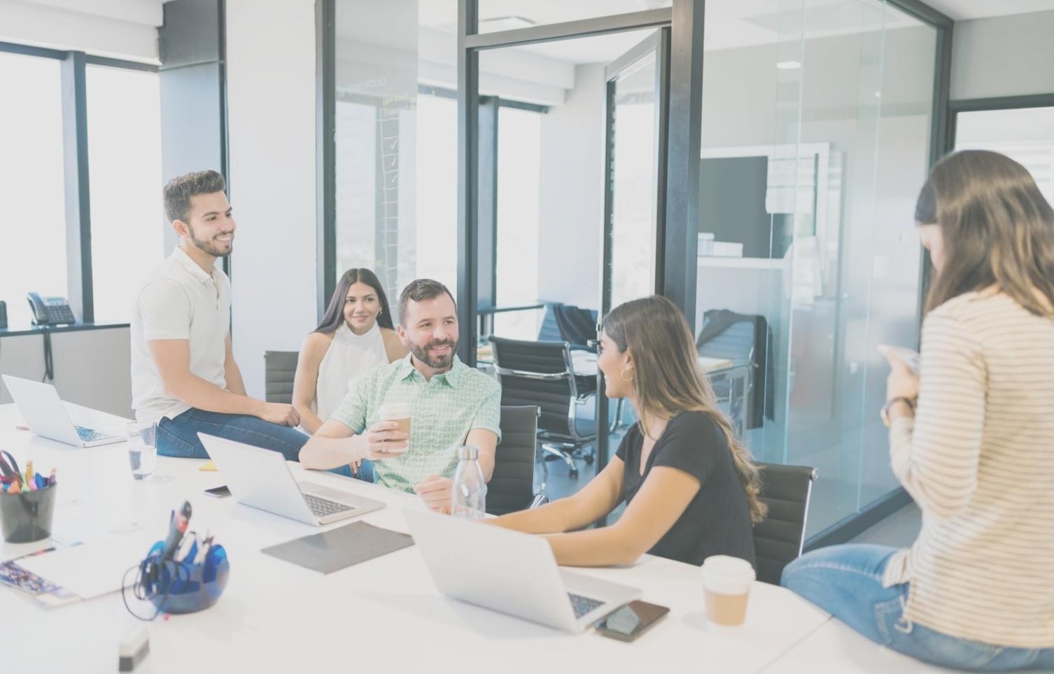 Spazio di scrittura creativa con materiali poetici