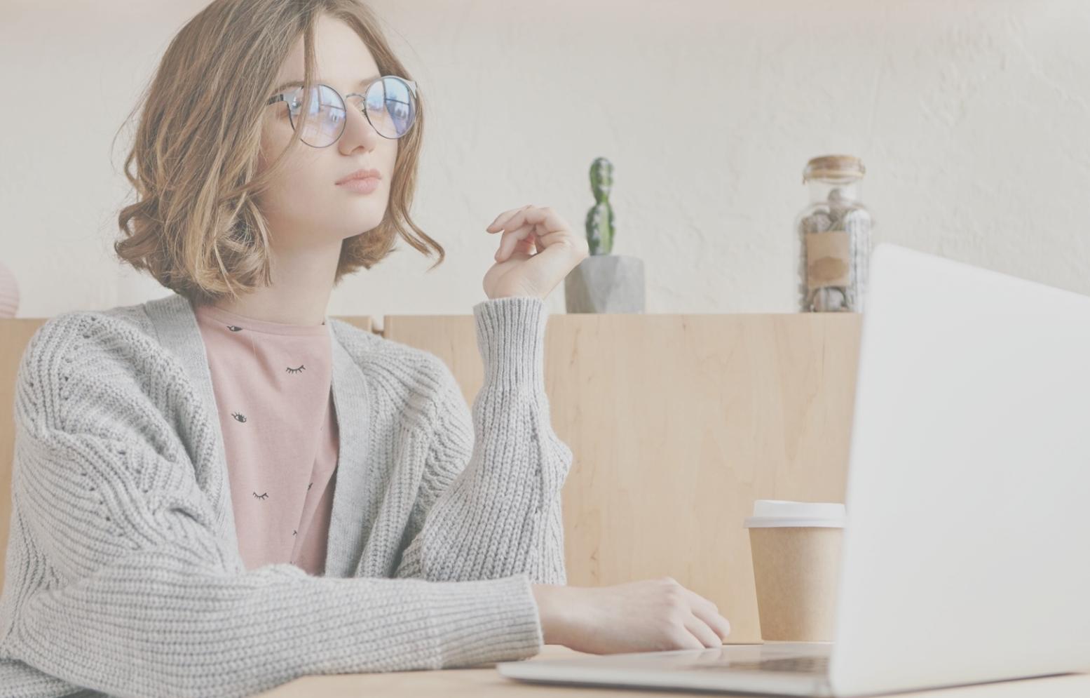 Spazio di scrittura creativa con materiali e appunti poetici