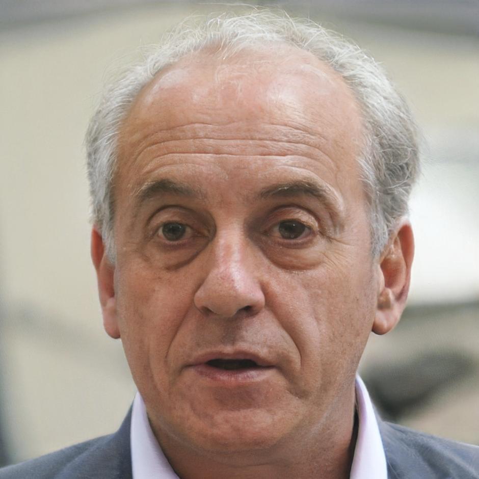 Poeta e docente Tiberio Costanzi durante una sessione di scrittura creativa