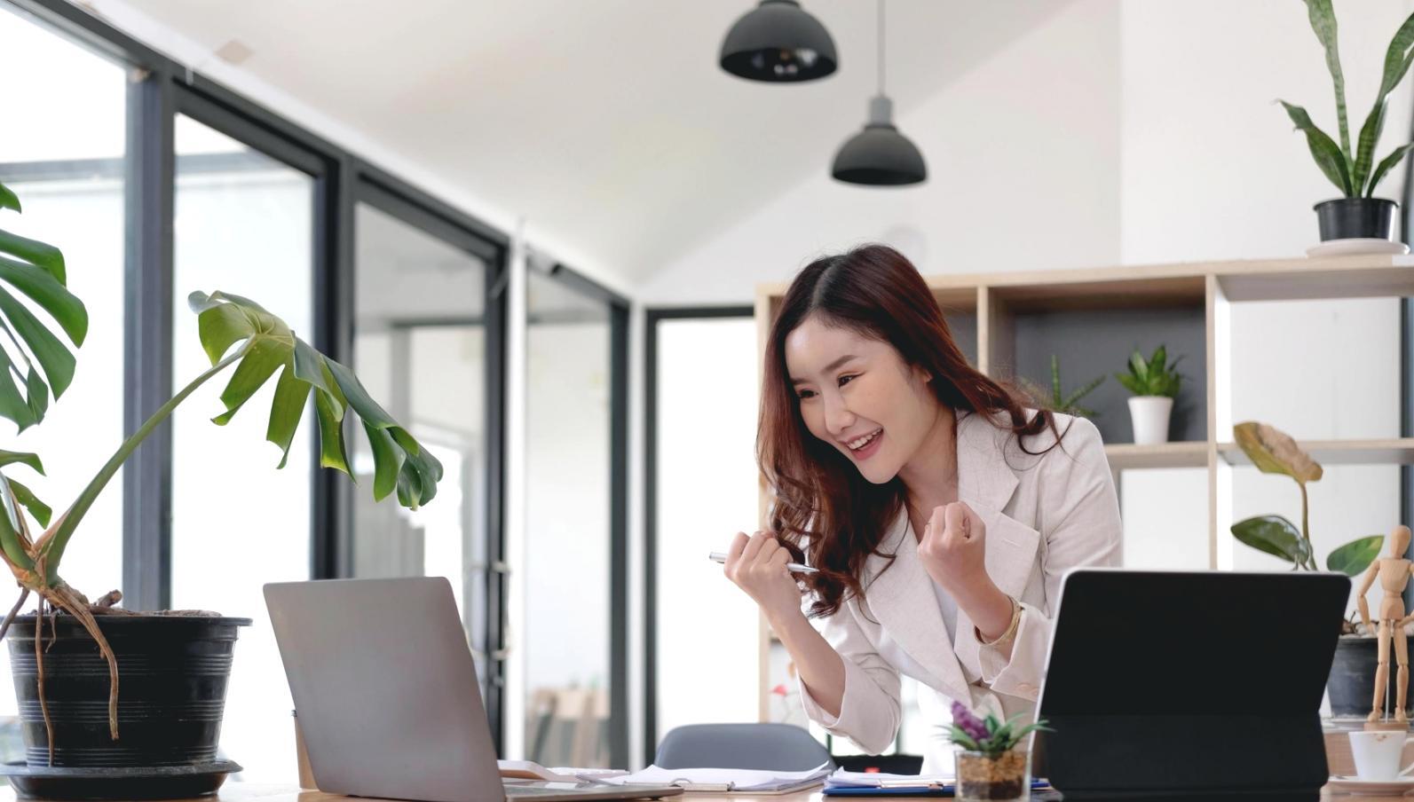 Spazio creativo dedicato alla scrittura poetica con libri e quaderni