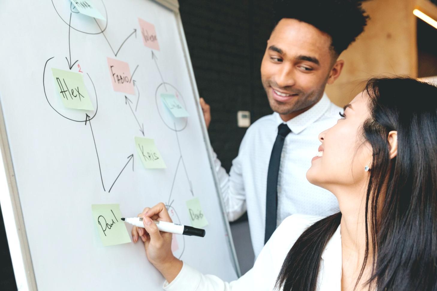 Incontro di gruppo durante una sessione di lettura e confronto